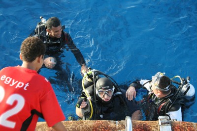 Echipa de instructori de scufundari